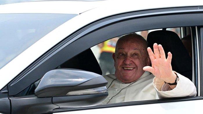 Paus Fransiskus melambai saat kedatangannya di Bandara Internasional Soekarno?Hatta di Jakarta pada 3 September 2024. - Paus Fransiskus tiba di Indonesia yang mayoritas penduduknya Muslim pada 3 September untuk perhentian pertama tur empat negara di Asia-Pasifik yang akan dilakukan yang terlama dalam masa kepausan pria berusia 87 tahun itu, menurut seorang reporter AFP yang bepergian bersamanya.