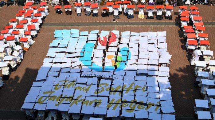 Peringatan Hari Santri yang mengusung tema Jihad Santri Jayakan Negeri tersebut diisi dengan berbagai penampilan, antara lain aksi koreografi, tari, kesenian hadrah serta flashmob, Jumat, (20/10/2023).