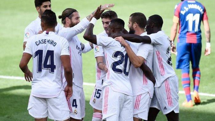 Penyerang Real Madrid, Vinicius Junior (tengah), merayakan gol bersama rekan satu timnya dalam pertandingan Levante vs Real Madrid CF di Stadion La Ceramica di Vila-real pada 4 Oktober 2020.