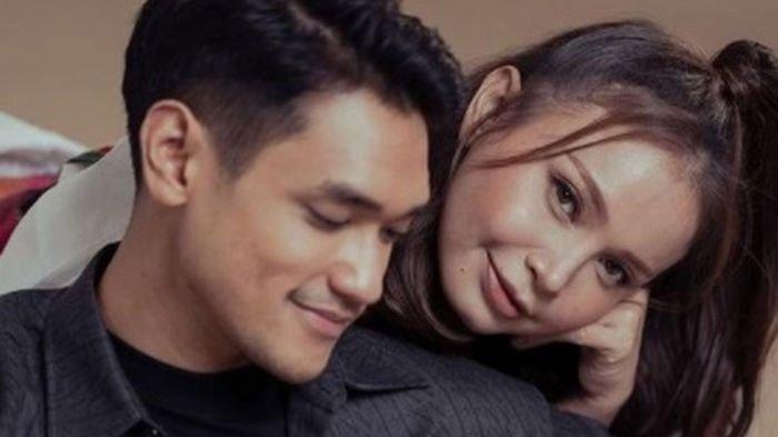 Penyanyi Rossa mengungkapkan hubungannya dengan Afgan. Rossa dan Afgan kerap terekam bersama hingga ramai dijodohkan.