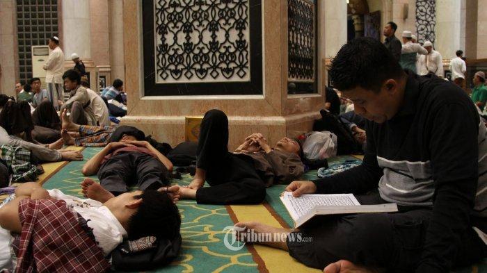 ITIKAF DI MASJID - Foto arsip Masjid Kubah Emas yang berlokasi di Depok, Jawa Barat dipadati para pengunjung yang tengah itikaf dan salat tahajud bersama, Juni 2015.