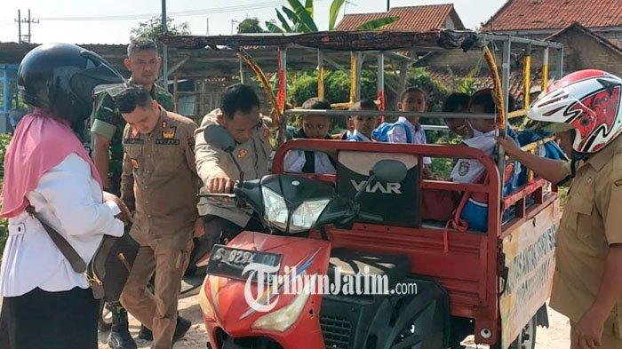 Momen Babinsa 0829/01 Sertu Sofyan Rikianto, Bhabinkamtibmas Aipda Sopan Sofyan, serta Lurah Pangeranan Agus Deny mendapati kendaraan dorkas mogok saat mengangkut siswa SDN Pangeranan 1, Kota Bangkalan, Senin (19/8/2024)