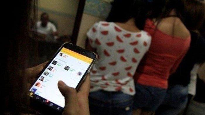 Ilustrasi prostitusi online. Ibu di Malang melihat anaknya diamankan di kantor Satpol PP. Ia menangis anaknya diduga Open BO atau terima booking online.