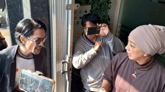 EMOSI - Irvina Zainal, ibunda Kimberly Ryder labrak Edward Akbar perihal nafkah dan tanggung jawab. Irvina kesal Edward hanya nafkahi Rp6 juta sebulan, Sabtu (26/7/2025).