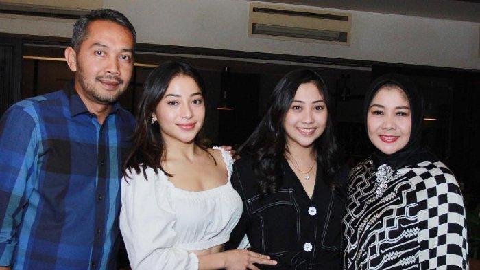 Yora Febrine (paling kanan), ibunda Nikita Willy memberikan kesaksian kondisi Los Angeles, California, Amerika Serikat setelah kebakaran.