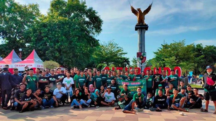 Bonek Situbondo Bersatu saat melakukan aksi sosial, 2023.