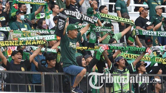 Dukungan Bonek pada pertandingan Persebaya vs Barito Putera di Stadion Gelora Bung Tomo Surabaya, Sabtu (8/7/2023).