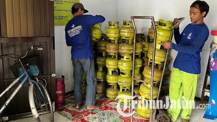 ELPIJI - Kegiatan di pangkalan gas elpiji 3 kg yang berlokasi di Desa Tengger Kidul, Kecamatan Pagu, Kabupaten Kediri, Jawa Timur, Jumat (7/2/2025). Pemkot Kediri memastikan distribusi dan ketersediaan elpiji 3 kg masih dalam kondisi aman.