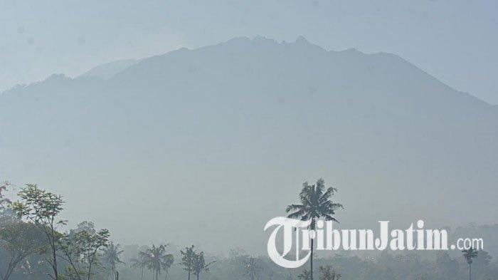 Gunung Raung terlihat dari Kecamatan Sumberjambe, Jember, Kamis (28/7/2022). Gunung Raung mengalami erupsi dan mengeluarkan abu vulkanik pada Rabu (27/7/2022) petang. BPBD Jember mengimbau warga untuk tidak panik, namun tetap waspada.