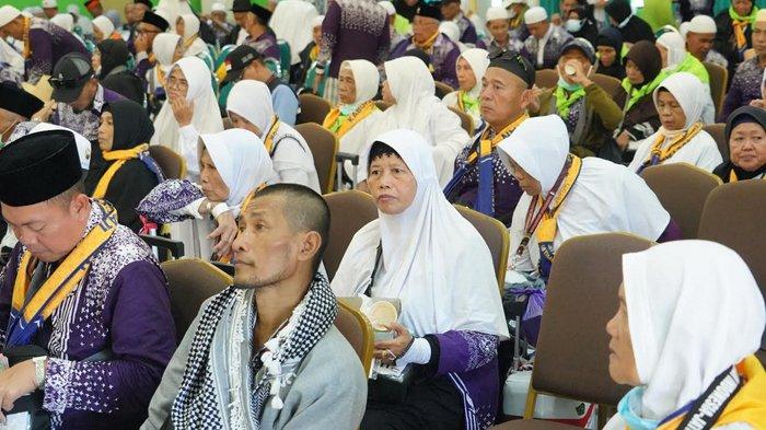JEMAAH HAJI - Kloter awal pemulangan gelombang dua Debarkasi Surabaya tiba di Asrama Haji Sukolilo Surabaya, Jumat (28/6/2025). Jemaah haji gelombang dua, pulang ke Tanah Air melalui Bandara Amir Muhammad bin Abdul Aziz, Madinah.
