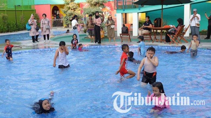Wali Kota Surabaya, Eri Cahyadi meresmikan Kolam Renang Jambangan Hore (Jambore) Playland Surabaya, Jumat (20/9/2024).