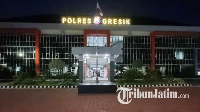 Mapolres Gresik - Unit Perlindungan Perempuan dan Anak (PPA) Satreskrim Polres Gresik mengamankan ayah di Kecamatan Sangkapura, Bawean, Gresik, Jawa Timur, yang tega merudapaksa anak tirinya, Selasa (6/8/2024).