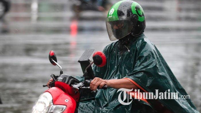 OJOL - Pengemudi ojek online (ojol) berkendara di tengah hujan di kawasan Jalan Kartanegara, Kota Malang, Senin (19/5/2025). Sejumlah ojol melakukan off bid massal atau mematikan aplikasi dalam rangka solidaritas demo ojol di berbagai daerah termasuk Surabaya, Selasa (20/5/2025).
