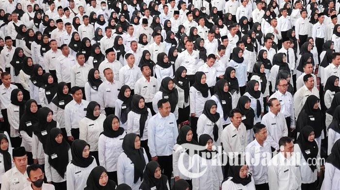 1.088 Pegawai Pemerintah dengan Perjanjian Kerja (PPPK) Trenggalek dilantik di GOR Gajah Putih, Jalan Brigjen Soetran, Kecamatan/Kabupaten Trenggalek, Senin (24/7/2023). 