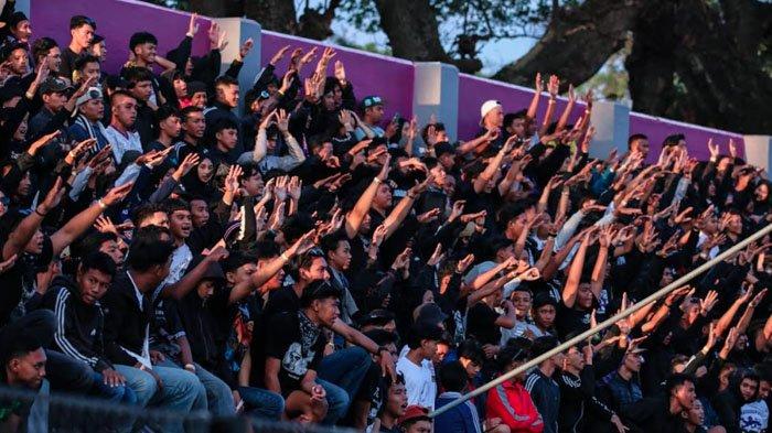 PERSIKMANIA - Momen Persikmania, suporter Persik Kediri saat menyaksikan laga tim berjuluk Macan Putih di Stadion Brawijaya Kediri. Persikmania menaruh harapan besar pada Persik Kediri di Super League 2025/2026, Selasa (29/7/2025).