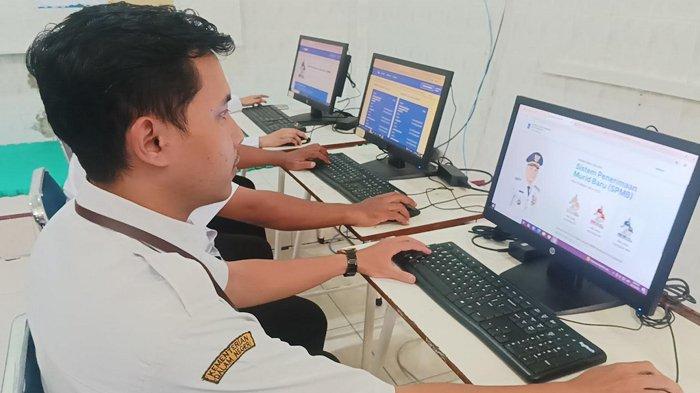 SELEKSI LEWAT DARING - Petugas menunjukkan laman pendaftaran Seleksi Penerimaan Murid Baru (SPMB) SMP di Surabaya. Pendaftaran SPMB SMP di Surabaya dibuka pada Senin (23/6/2025) untuk dua jalur, yakni Jalur Afirmasi Kategori Keluarga Miskin atau Pra Miskin dan Jalur Afirmasi Kategori Inklusi (kuota 20 persen), serta Jalur Mutasi (perpindahan tugas orang tua) sebesar 5 persen.