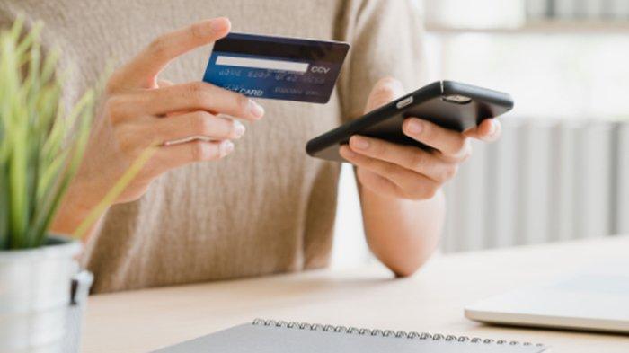 Ilustrasi - kartu debit BCA non chip akan otomatis terblokir per 1 Desember 2021.