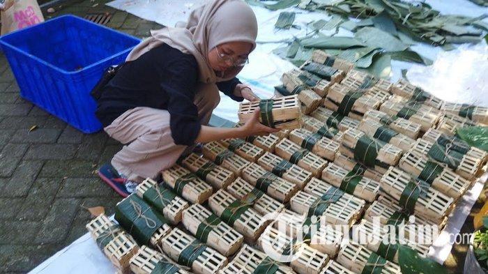 DAGING KURBAN - Petugas mengemas daging kurban yang akan dibagikan ke warga Banyuwangi, Jumat (6/6/2025). Pemkab Banyuwangi menggalang solidaritas dengan membagikan daging sapi dan kambing kurban kepada warga miskin. 