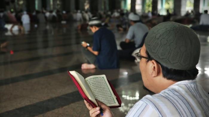 Sejumlah umat muslim membaca kitab suci Alquran di Masjid Al Markaz Makassar, Jumat (19/6/2017).