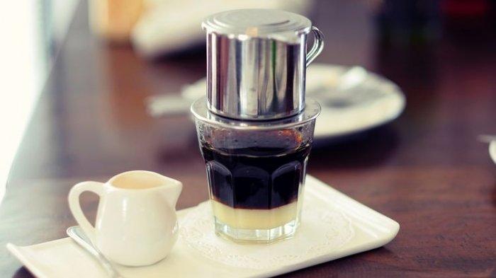 Ilustrasi minum kopi dicampur gula.