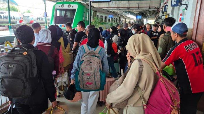 PENUMPANG KERETA - Para penumpang kereta api yang berada di stasiun wilayah KAI Daop 7 Madiun. Arus mudik dan balik Lebaran 2025 menunjukkan lonjakan signifikan di wilayah kerja PT Kereta Api Indonesia (Persero) Daop 7 Madiun, Senin (7/4/2025).