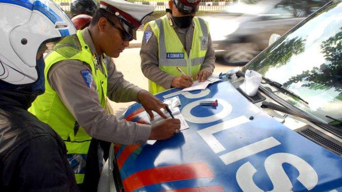 Ilustrasi pengendara lalu lintas ditilang polisi di jalan