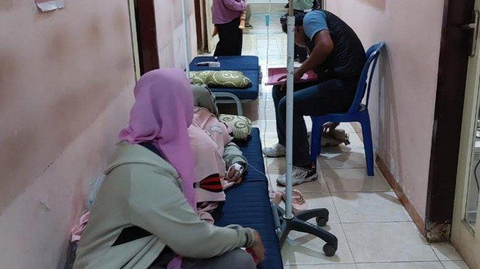 DIRAWAT DI PUSKESMAS - Warga Desa Sidomulyo, Blitar, yang diduga mengalami keracunan dirawat di Puskesmas Selorejo, Kabupaten Blitar, Senin (12/5/2025). Puluhan warga Desa Sidomulyo diduga mengalamai keracunan setelah menyantap hidangan di kegiatan posyandu. 