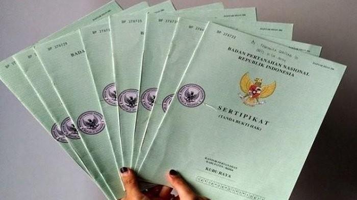 AMBIL ALIH - Ilustrasi sertifikat tanah. Istana menjelaskan soal kabar tanah terlantar atau menganggur selama dua tahun akan diambil alih negara, Jumat (18/7/2025).