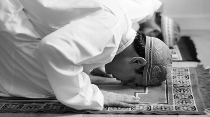 Ilustrasi sholat sunnah di bulan Rajab.