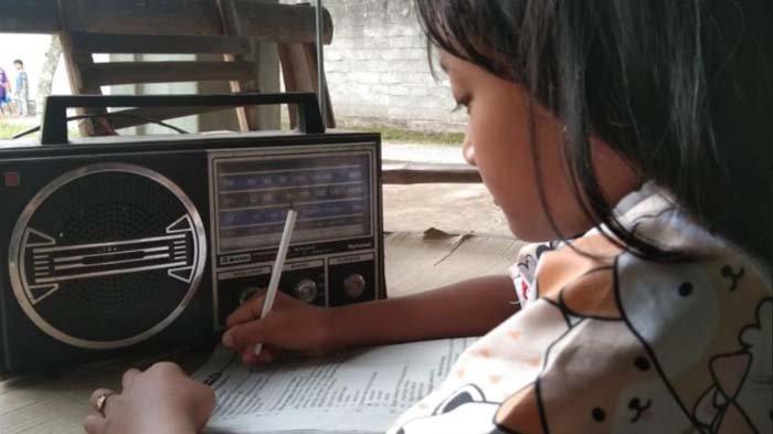 ILUSTRASI - Seorang siswa SD mengikuti pembelajaran lewat siaran radio, 2021.
