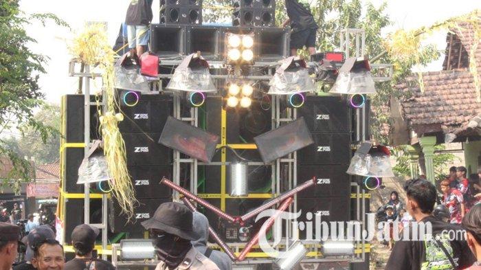 PAWAI - Suasana pawai budaya sound system di Desa/Kecamatan Kandangan, Kabupaten Kediri, Sabtu (26/7/2025). Pemerintah Kabupaten Kediri resmi menerbitkan Surat Edaran (SE) terkait pembatasan penggunaan sound system dalam kegiatan pawai atau karnaval.