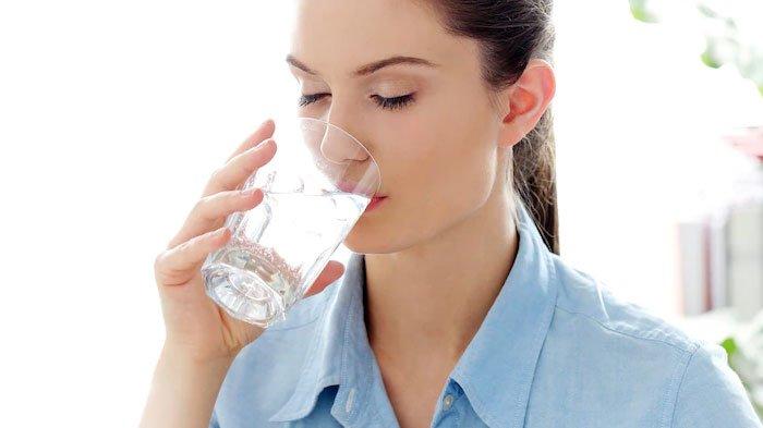 Ilustrasi minum air putih.