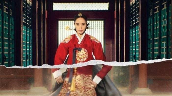 Im Hwa Ryeong, pemeran Ratu di drama Korea Under the Queen’s Umbrella.