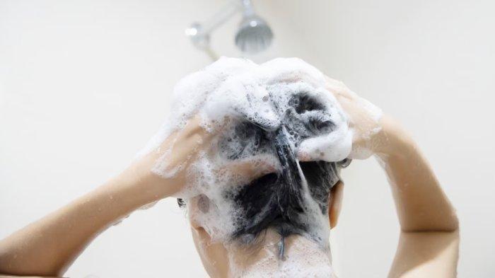 Seorang istri dibuat jijik oleh suaminya sendiri. Iapun akhirnya menggugat cerai suami karena jarang mandi.