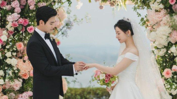 Kabar bahagia buat penggemar Queen of Tears! Selain peroleh rating tinggi sampai geser posisi Goblin, drama Korea Kim Soo Hyun dan Kim Ji Won ini akan menayangkan episode spesial!