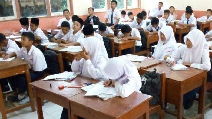 JADWAL LIBUR LEBARAN - Ilustrasi siswa SMP sedang belajar di kelas. Menteri Pendidikan Dasar dan Menengah (Mendikdasmen), Abdul Mu’ti mengumumkan libur sekolah saat Lebaran yang semula dijadwalkan pada 26 Maret 2025 kini dipercepat menjadi 21 Maret 2025, Senin (3/3/2025).