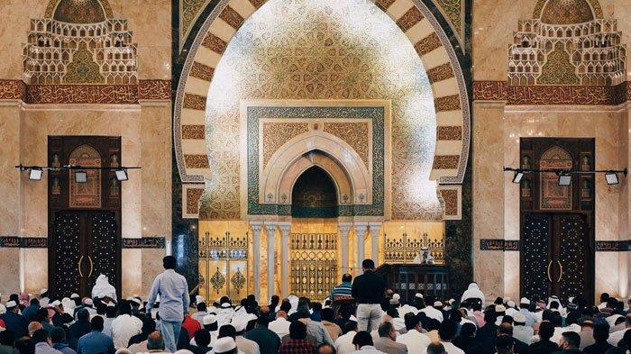 SIDANG ISBAT - Foto ilustrasi jemaah salat di masjid. Kepastian kapan 1 Syawal 1446 Hijriyah masih menunggu hasil sidang isbat yang digelar pada akhir Maret 2025.