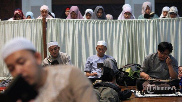 Sejumlah jamaah tengah melakukan itikaf pada 10 hari terakhir Ramadan di Masjid Habiburrahman PT Dirgantara Indonesia (PT DI). Itikaf merupakan ibadah yang diniatkan untuk meraih malam Lailatul Qadar yang kerap disebut sebagai malam yang lebih baik dari 1000 bulan.