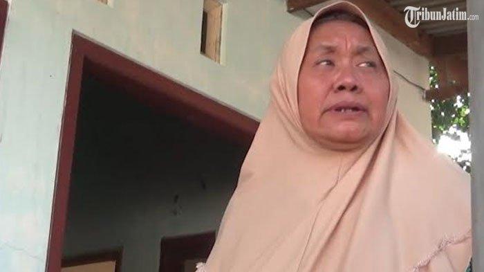 TAGIHAN LISTRIK PLN - Masruroh saat ditemui awak media di kediamannya di Dusun Blimbing, Desa Kwaron, Kecamatan Diwek, Kabupaten Jombang, Jawa Timur pada Kamis (24/4/2025). Kaget Terima Tagihan capai belasan juta dan dituduh mencuri listrik.