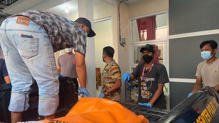 Jasad ASN di Ponorogo dibawa Polisi setelah suami DWH, yang berinisial TK sampai di lokasi. Jumat, (22/12/2023).