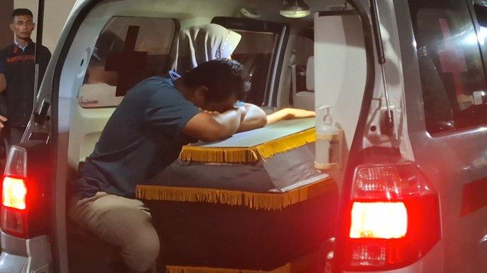 ISAK TANGIS - Keluarga almarhumah Sheila Amalia Cristanti (21), menangis diatas peti jenazah usai dimasukkan tim medis RSUD Dr Sayidiman Magetan, setelah autopsi Minggu dini hari (13/4/2025). Polisi menduga Mahasiswi UGM asal Kecamatan Kebonsari, Kabupaten Madiun, meninggal akibat kecelakaan tunggal, sebelum jenazah ditemukan di parit Jalan Raya Sarangan - Cemorosewu, Sabtu (12/4/2025)