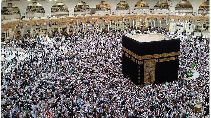Jemaah umrah mengeliling Kabah di Mekkah, Saudi Arabia, Kamis (20/12/2018).