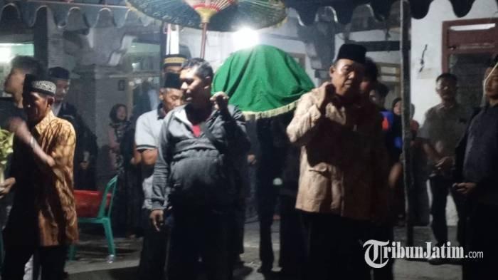Warga memikul keranda jenazah EJ (20) mahasiswi UTM Bangkalan yang tewas dibakar pacarnya untuk dibacakan doa sebelum dimakamkan di Tulungagung, Senin (2/12/2024).