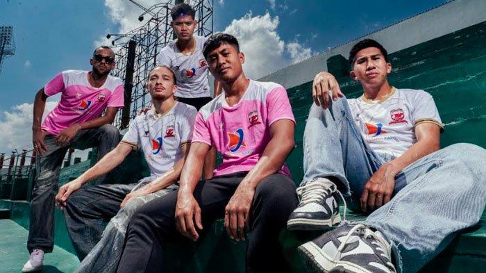 Madura United mengumumkan kerja sama dengan DRX Wear sebagai apparel resmi untuk musim 2024/2025. Kolaborasi ini melahirkan koleksi jersey istimewa yang mengangkat kekayaan budaya Madura dan semangat juang tim berjuluk Laskar Sapeh Kerrab, Kamis (8/8/2024).