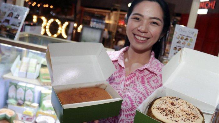 Jessica Hartono menunjukan kue-kue buatannya yang diadaptasi dari kue ala Jepang melalui lini Nichi Nichi by Farine di Pakuwon Mall Surabaya. Ada Castella Cake dan Brulee Cake, sponge cake dengan tekstur ringan ditambah cream cheese panggang di atasnya. 