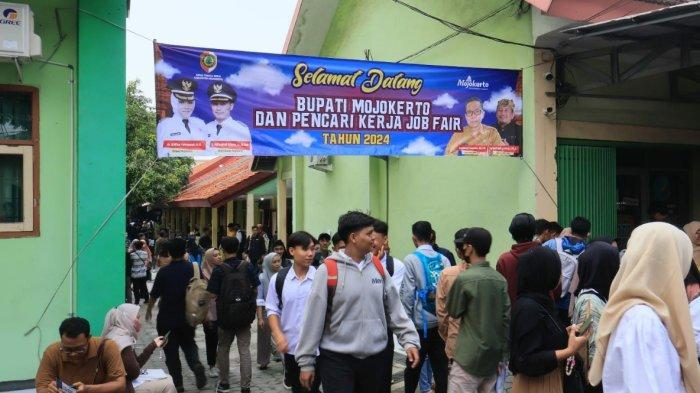 Bupati Mojokerto, Ikfina Fahmawati berkomitmen menekan angka pengangguran terbuka dengan menggelar Job Fair 2024.