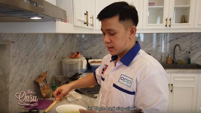 Jordi Onsu tengah menyiapkan pasta dan menu makanan lainnya untuk keluarga Ruben Onsu