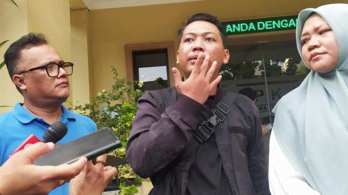 LAPOR POLISI - Redaktur Pelaksana BeritaJatim.com, Teddy Ardianto, Rama Indra Surya, jurnalis Beritajatim.com, Perwakilan Komite Advokasi Jurnalis Jatim, Salawati Taher di depan Gedung SPKT Mapolda Jatim, pada Selasa (25/3/2025). Rama menjadi korban pemukulan terduga oknum aparat kepolisian saat meliput aksi demo menolak Revisi Undang-Undang (UU) TNI di depan Gedung Negara Grahadi Surabaya, Senin (24/3/2025) kemarin.