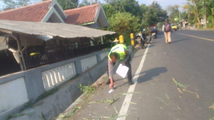 Personel Satlantas Polres Probolinggo tengah melakukan olah TKP kecelakaan maut mobil Daihatsu Ayla yang ditumpangi Kades Boto, Senin (23/10/2023).