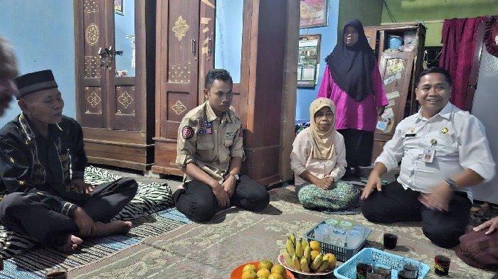 Suasana kakek Tobari, lansia yang kembali bertemu keluarga di Ponorogo usai puluhan tahun merantau ke Riau.